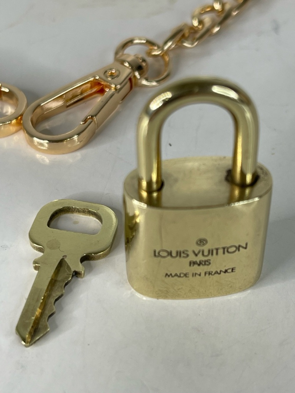 Louis Vuitton lock and Key #303 / unbranded chain included - Picture 4 of 6
